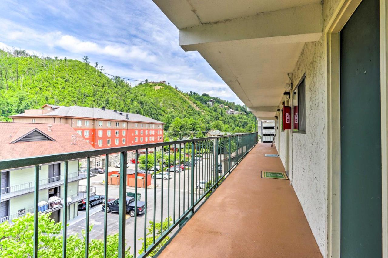 Condo With Balcony, Walk To Dtwn Gatlinburg Fun Exterior photo